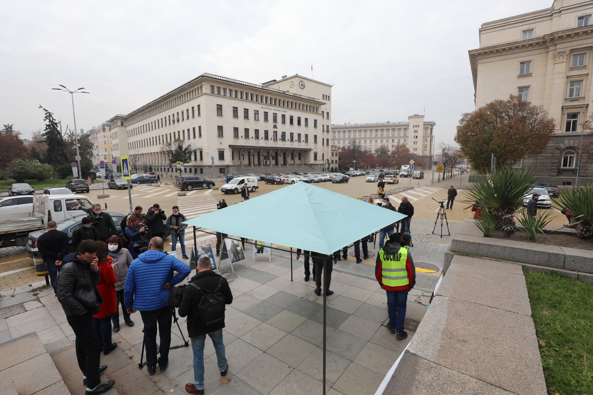 <p>Полицаите разпънаха палатка пред НС в знак на протест</p>