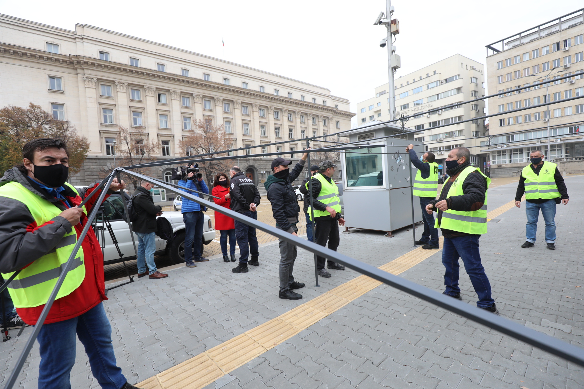 <p>Полицаите разпънаха палатка пред НС в знак на протест</p>