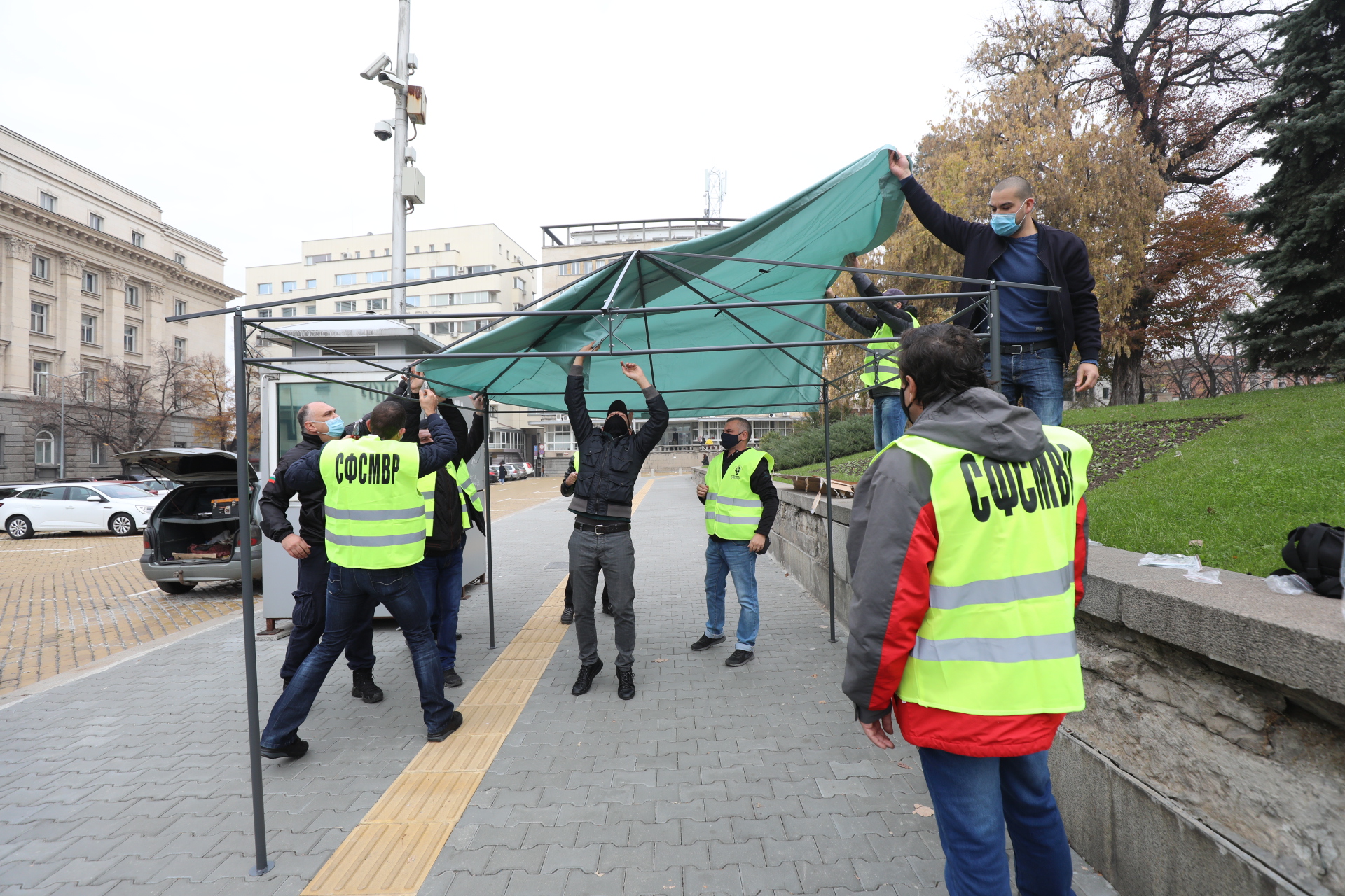 <p>Полицаите разпънаха палатка пред НС в знак на протест</p>