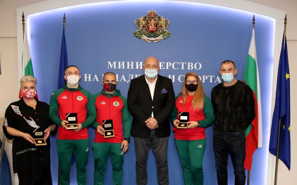 Министър Кралев награди медалстите от световното първенство по самбо