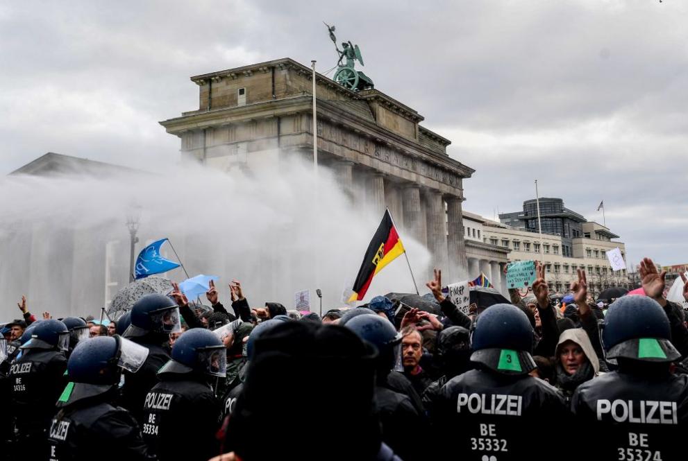 Властите в Берлин забраниха издигането на руски и украински знамена