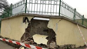 Падна част от оградата на столично училище