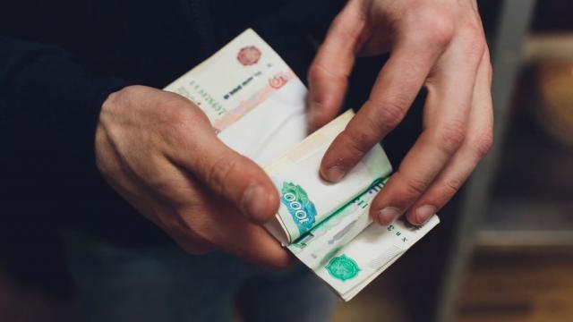 Руски артисти в спор дали e достойно да взимат помощи от държавата