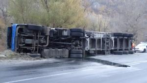 ТИР със скрап се обърна в Кресненското дефиле