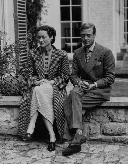 <p>Пресата и обществото са безмилостни към връзката на Уолис и Едуард, но в крайна сметка той решава да избере любовта. Така през декември 1936 г. кралят абдикира с изказването, че не може да управлява страната успешно без подкрепата на жената, която истински обича, и поема титлата херцог на Уиндзор. През следващата година двамата се женят.</p>
