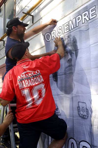 Аржентина скърби за Диего Мародона1