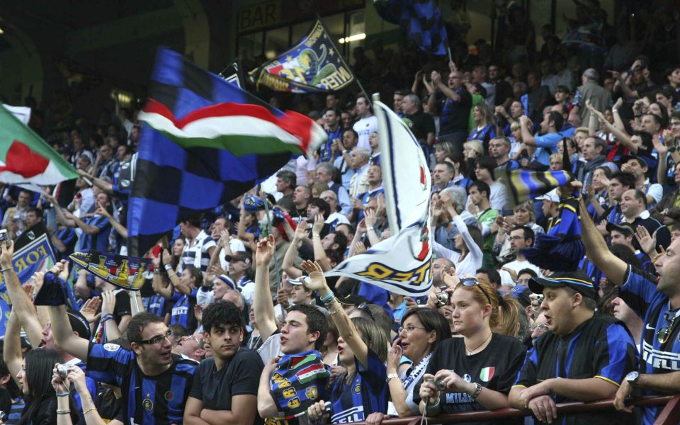 Банер със заплашителен текст към играчите бе разпънат пред базата