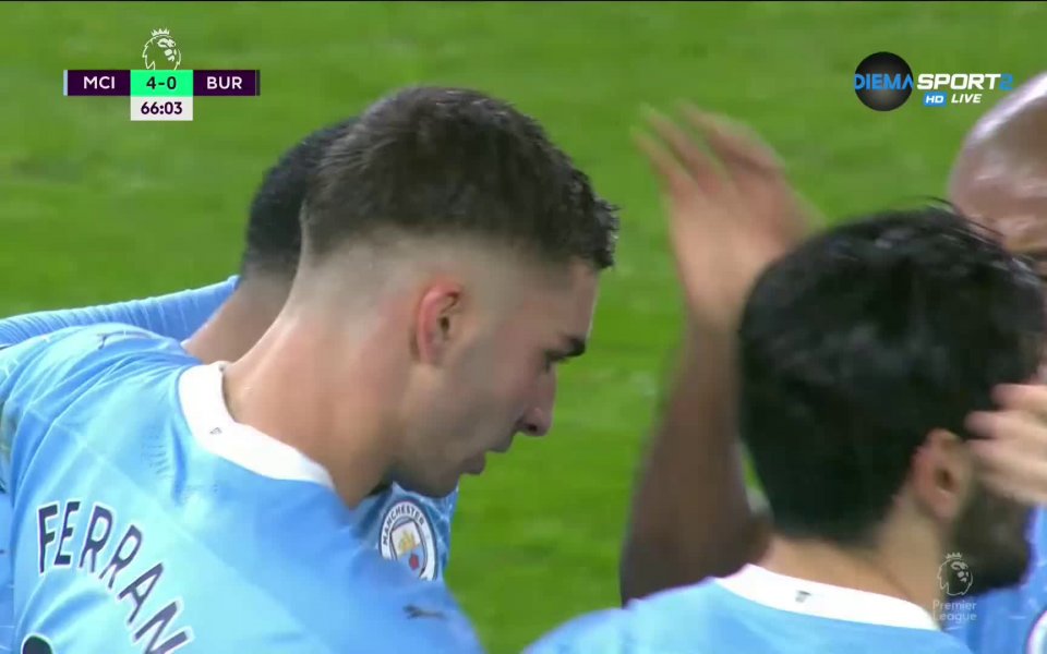 В 67-ата минута Габриел Жезуш демонстрира страхотен поглед и подаде