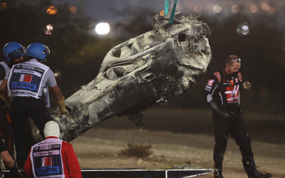 Шокиращи снимки показват останките от болида на звездата от Формула