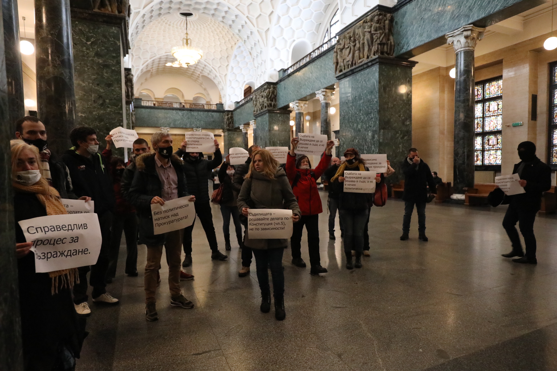 <p>В Софийския градски съда започна делото за заличаването на партия &quot;Възраждане&quot;. Процесът е искане на прокуратурата, която през лятото оповести, че открила нередности в учредяването на партията преди 6 години.</p>