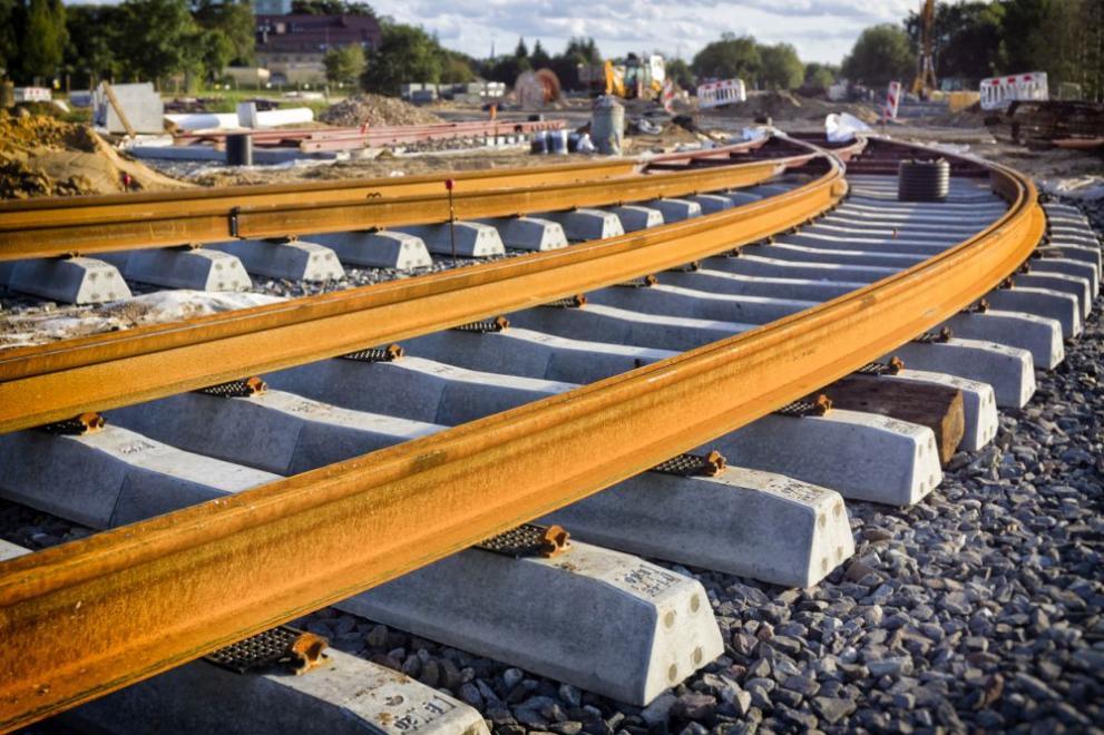 Изграждането на поне 2 отсечки от жп линията до България е планирано за 2021 г.