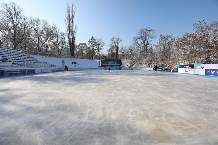 лед пързалка пързаляне сняг забава Ледената пързалка на стадион Юнак