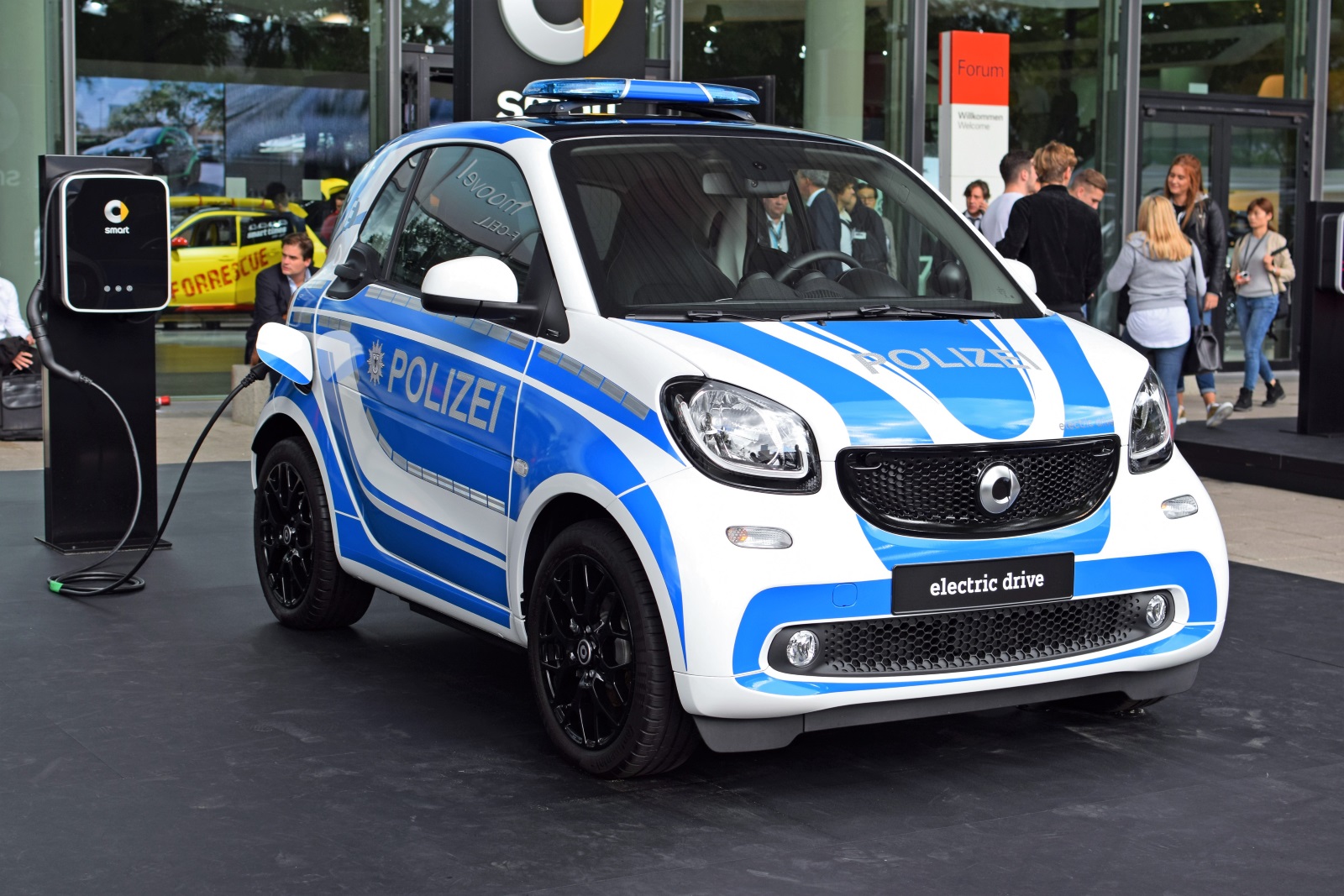 <p>Електрическа Smart Fortwo на германската полиция, 2017 г.&nbsp;Това е един от най-малките електрически автомобили в Европа.</p>