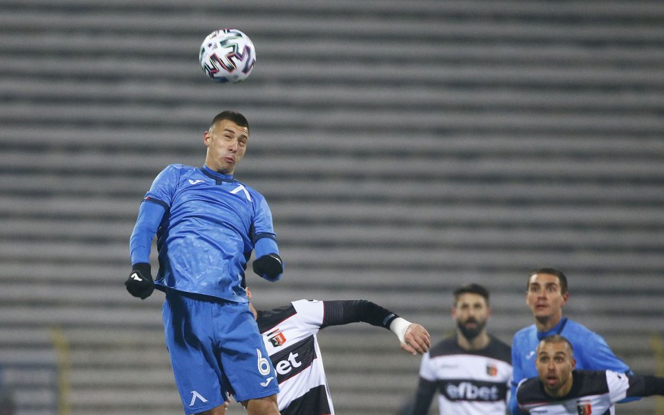 Скъсалият само преди дни с Левски - Ивайло Найденов, почти