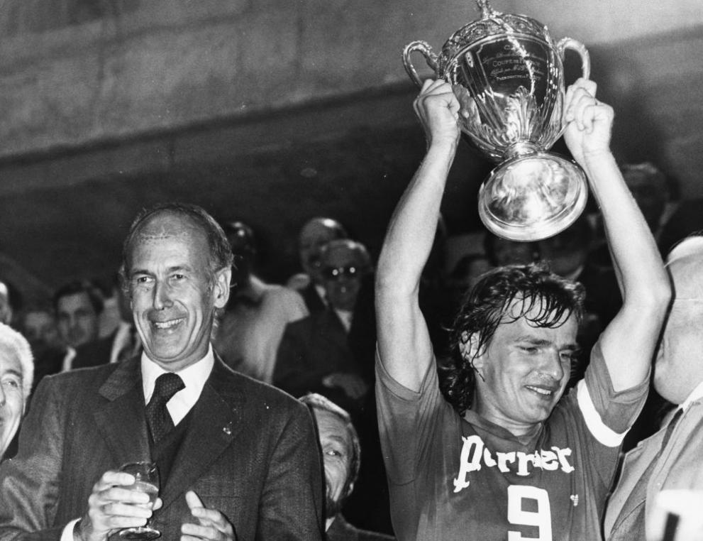 Валери Жискар д"Естен връчва купата на Франция на капитана на Сент Етиен Берета през 1974 г.