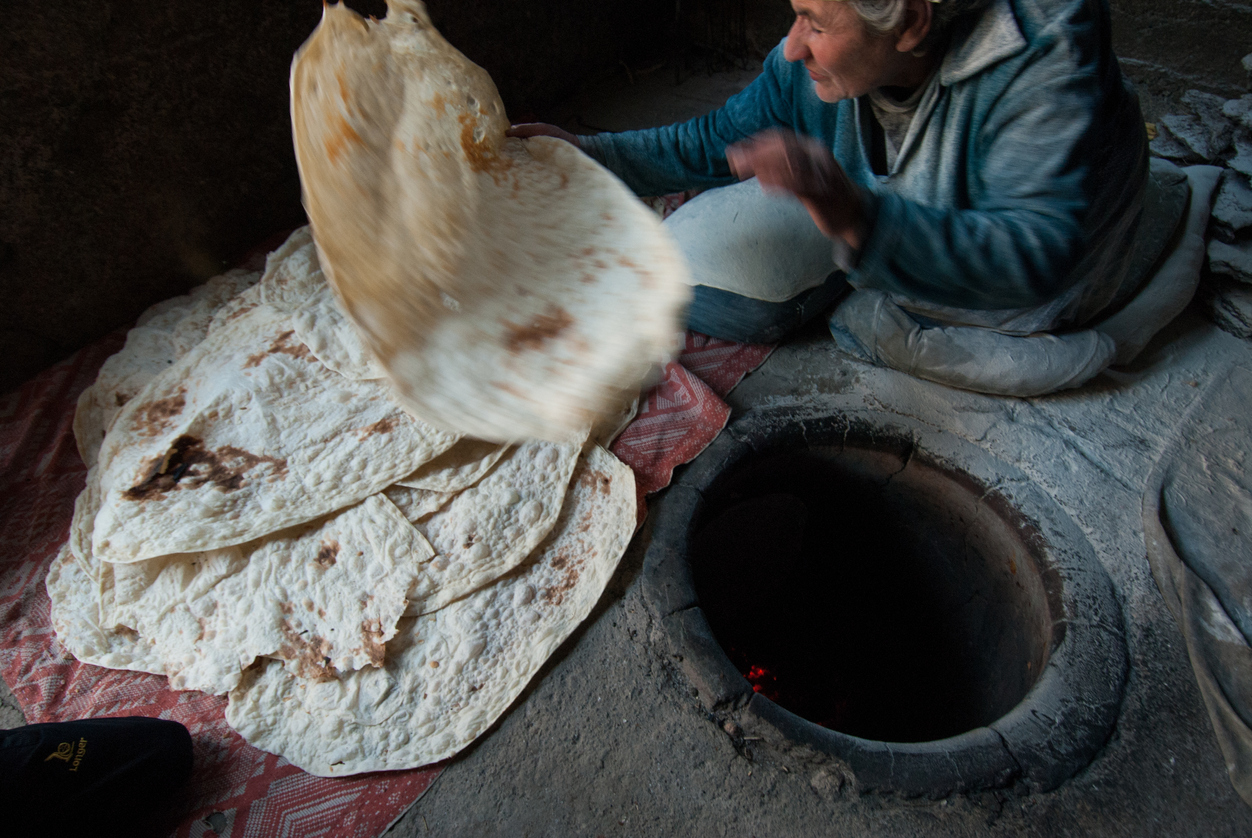 <p><strong>Лаваш</strong> - Лаваш е традиционен тънък хляб от Армения, направен от пшенично брашно и вода. Неговата подготовка изисква много усилия и умения. Обикновено се сервира със сирене, зеленчуци и месо. ЮНЕСКО вижда подготовката, значението и външния вид на този традиционен хляб като културен израз на Армения.</p>

<p>&nbsp;</p>