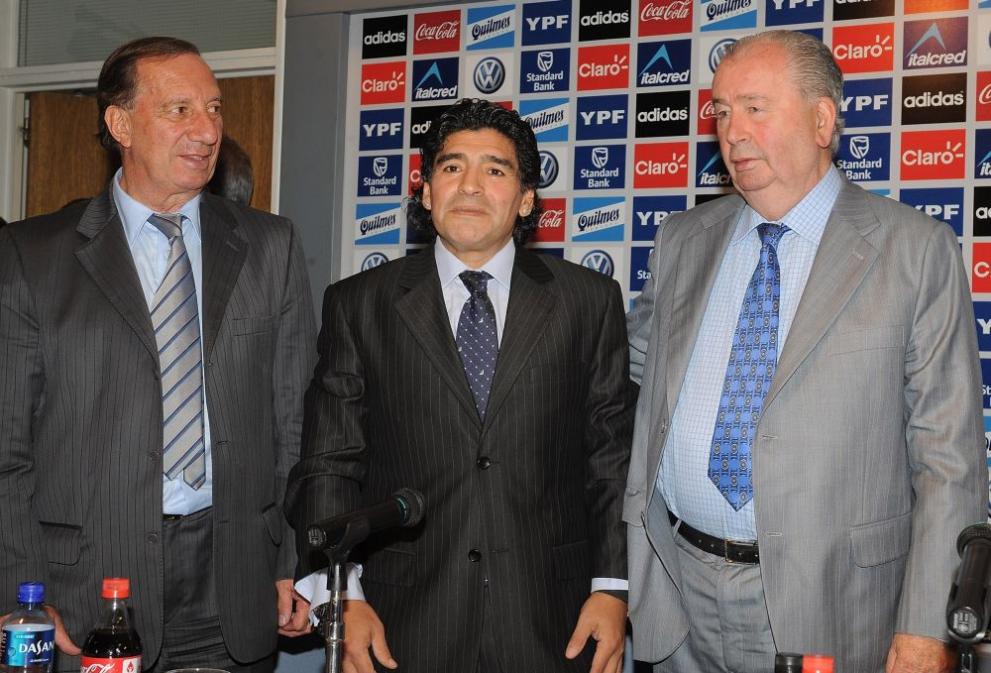 Карлос Билардо (вляво) е гордо до Марадона при назначаването му за селекционер на Аржентина преди 12 години (вдясно е бившият шеф на федерацията Грондона)