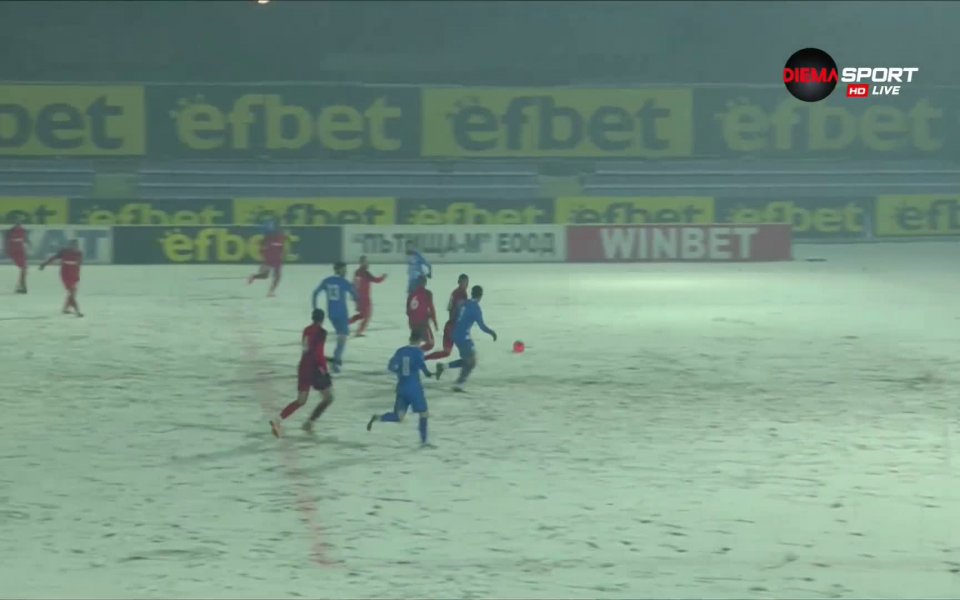 Домакините изравниха резултата, след като Царско село си вкара нелеп