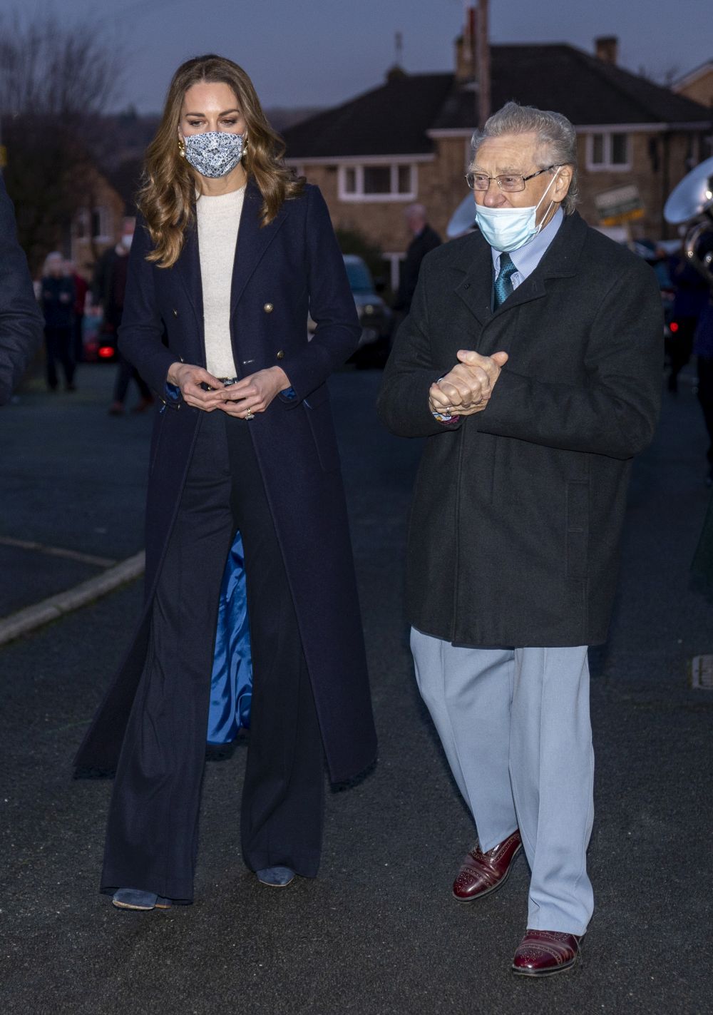 Кейт Миддлтон и принц Уильям сходили в гости к пожилой паре с серьёзными заболеваниями
