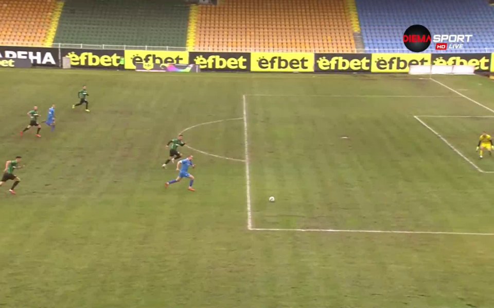 Минута преди края на първата част отново Долапчиев се измъкна