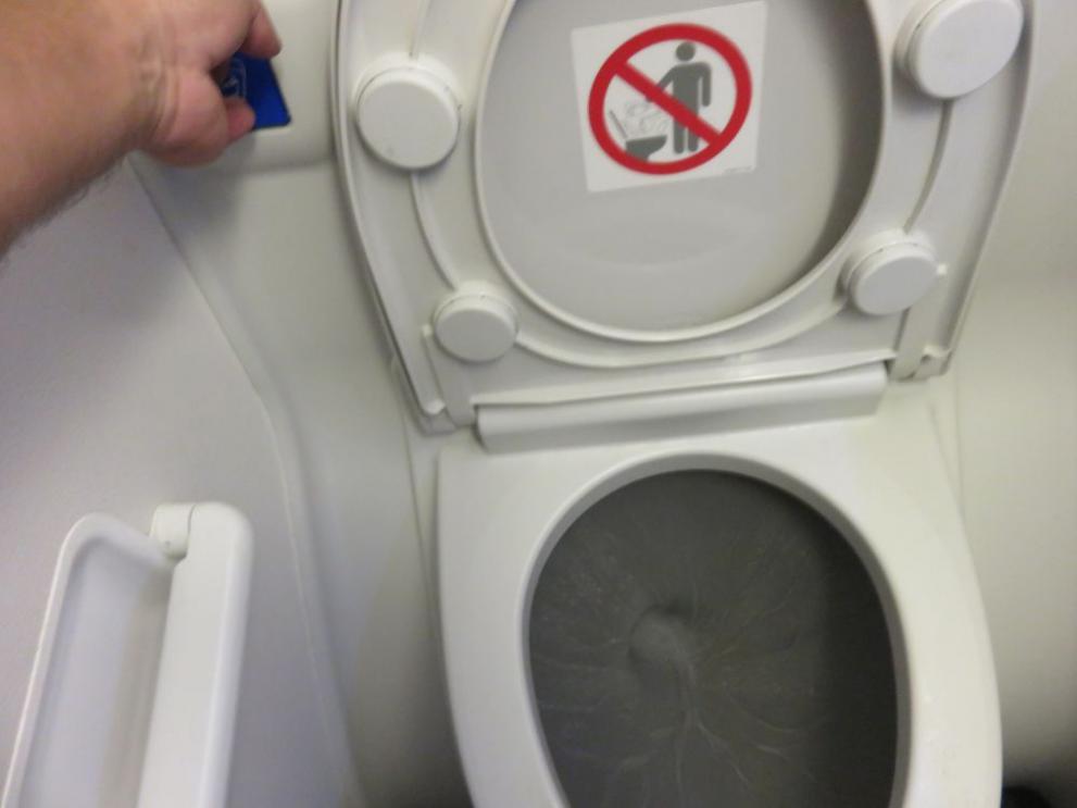 На самолетните екипажи се препоръчва да работят с памперси, за да не се допусне заразяване в тоалетната