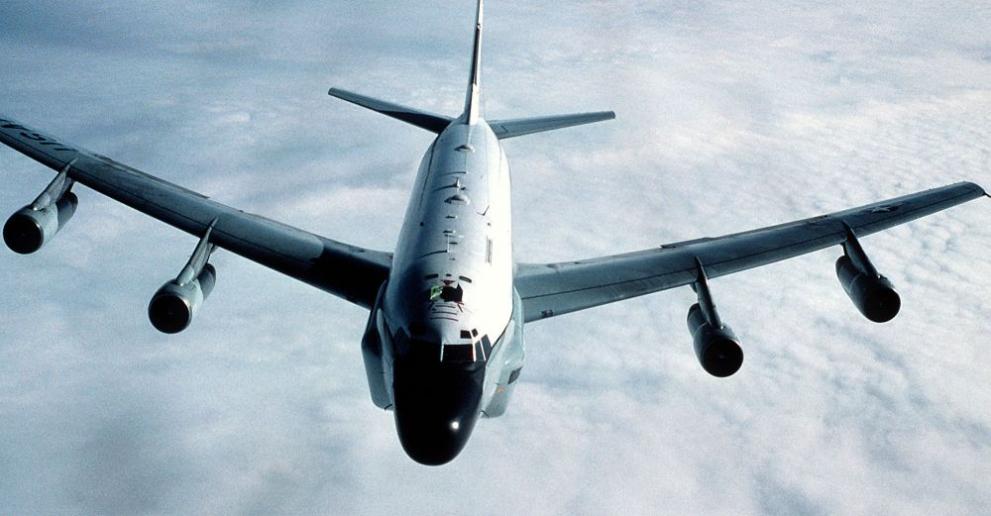 Американският стратегически разузнавателен самолет RC-135 "Стратолифтър" има разпереност на крилата 40 м