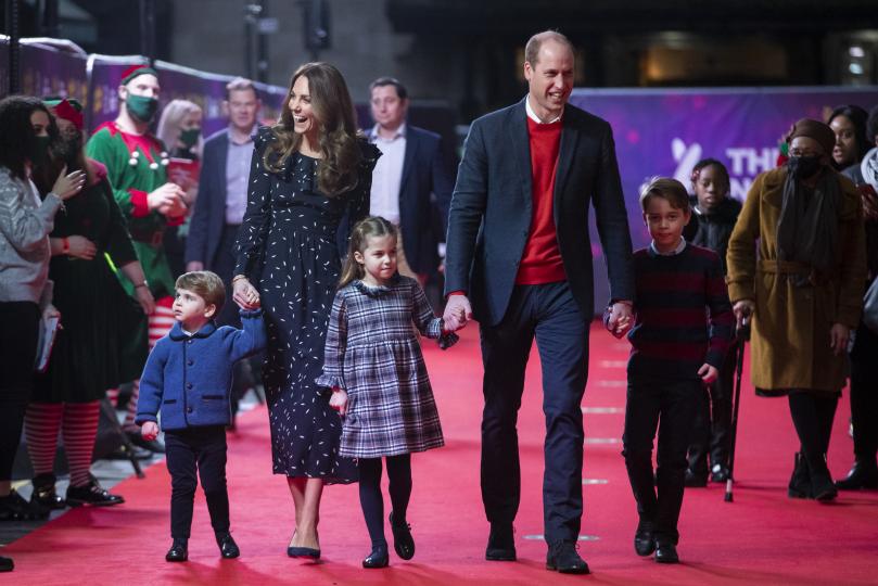С мама и татко на театър: Джордж, Шарлът, Луи по червения килим в Лондон заедно с Кейт и Уилям
