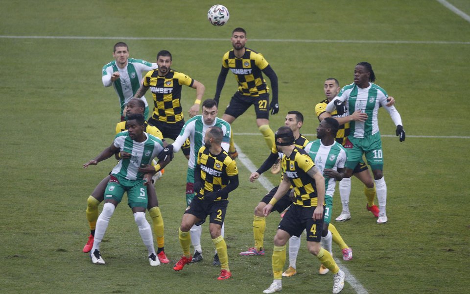 Берое и Ботев Пловдив играят при резултат 0:0 в дербито