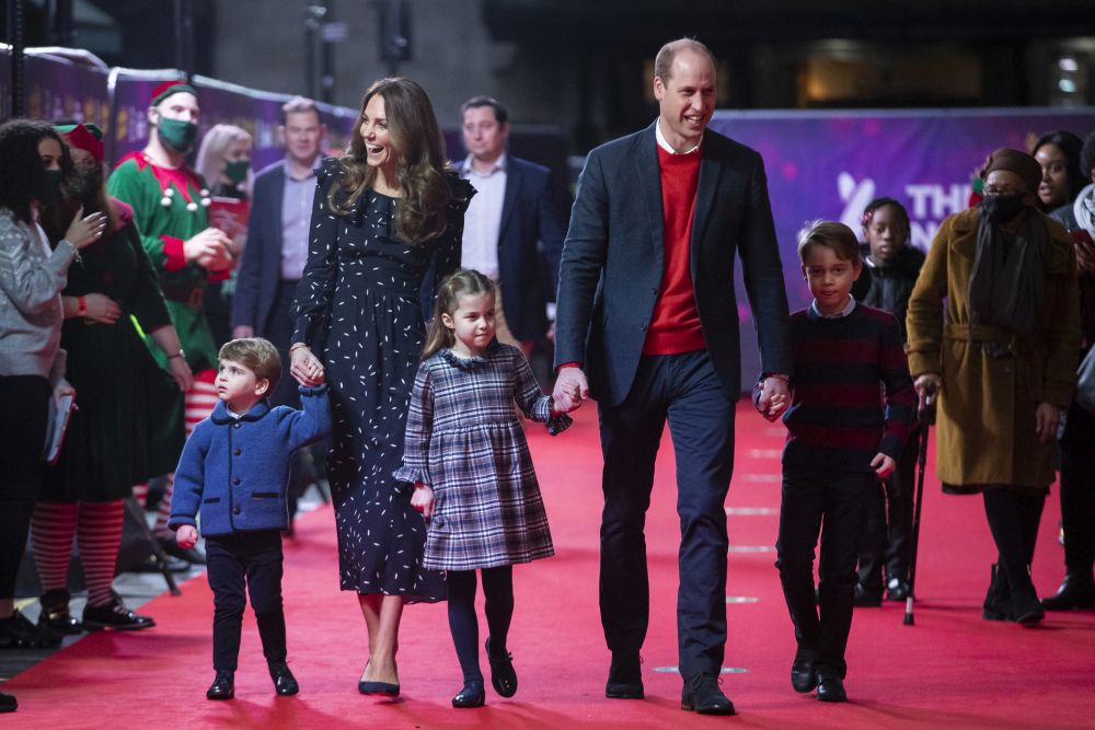 Херцогът на Кеймбридж принц Уилям, съпругата му Кейт Мидълтън и семейството им присъстваха на специален спектакъл преди Коледа