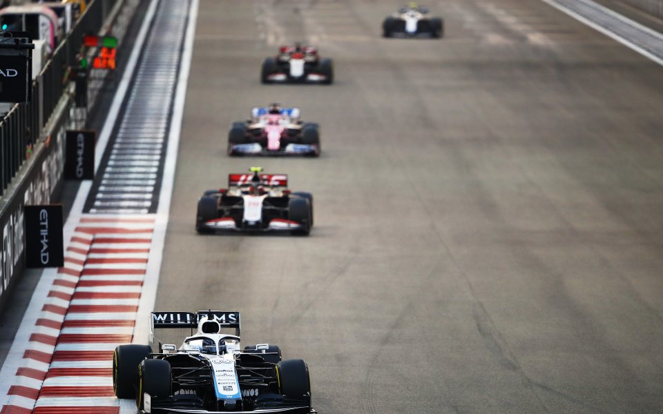 Първата и втората тренировъчни сесии преди всеки кръг във Формула