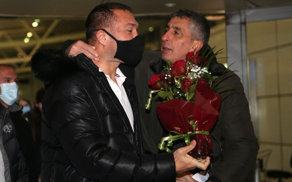 Като победител бе посрещнат на летище "София" Кубрат Пулев късно