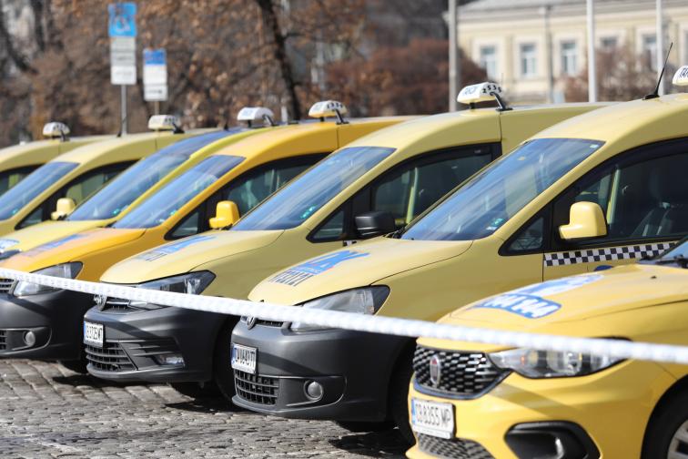 Таксиметрови шофьори на протест искат актуализация на цените