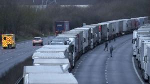 Хаос на границата с Турция Десетки камиони чакат часове наред