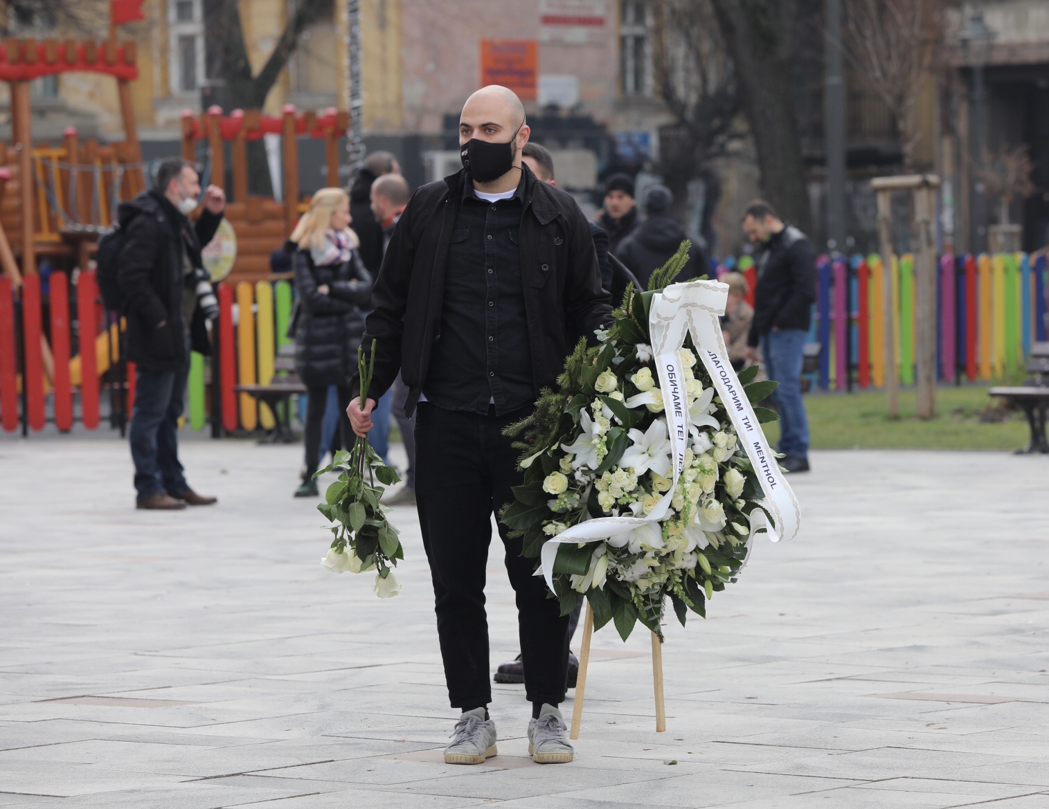 На поклонението в столичния храм Свети Седмочисленици да изпратят музиканта дойдоха много негови приятели, колеги музиканти, актьори, както и почитатели на песните на емблематичната българска група.