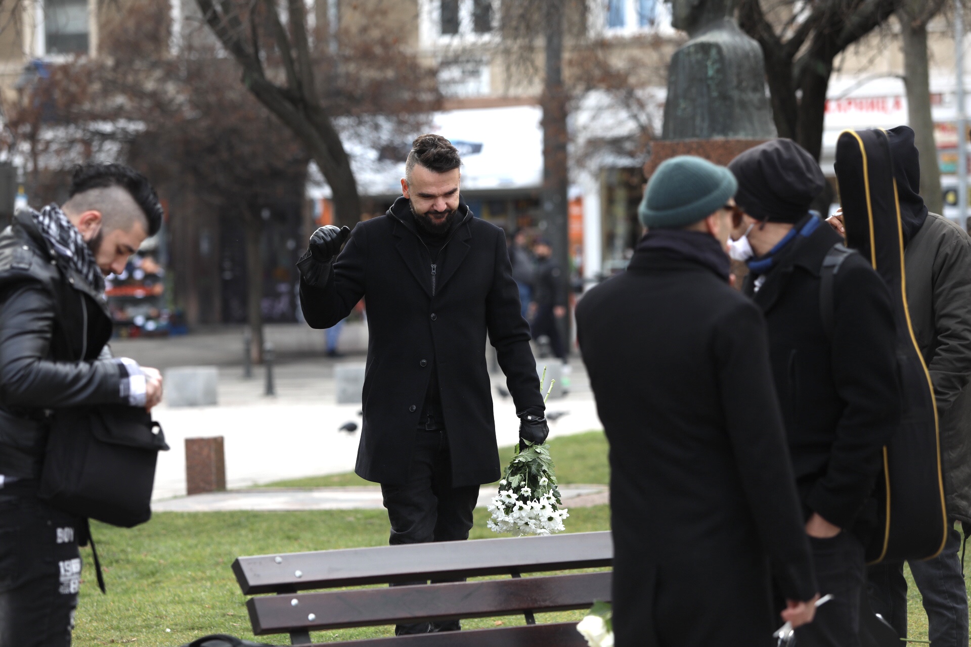 На поклонението в столичния храм Свети Седмочисленици да изпратят музиканта дойдоха много негови приятели, колеги музиканти, актьори, както и почитатели на песните на емблематичната българска група.