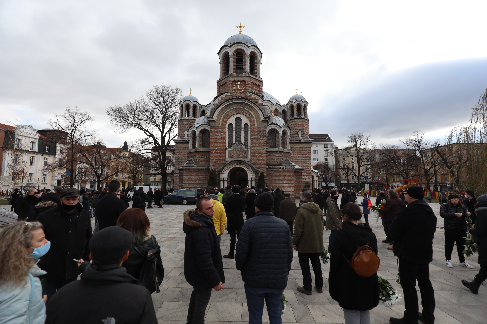 На поклонението в столичния храм Свети Седмочисленици да изпратят музиканта дойдоха много негови приятели, колеги музиканти, актьори, както и почитатели на песните на емблематичната българска група.