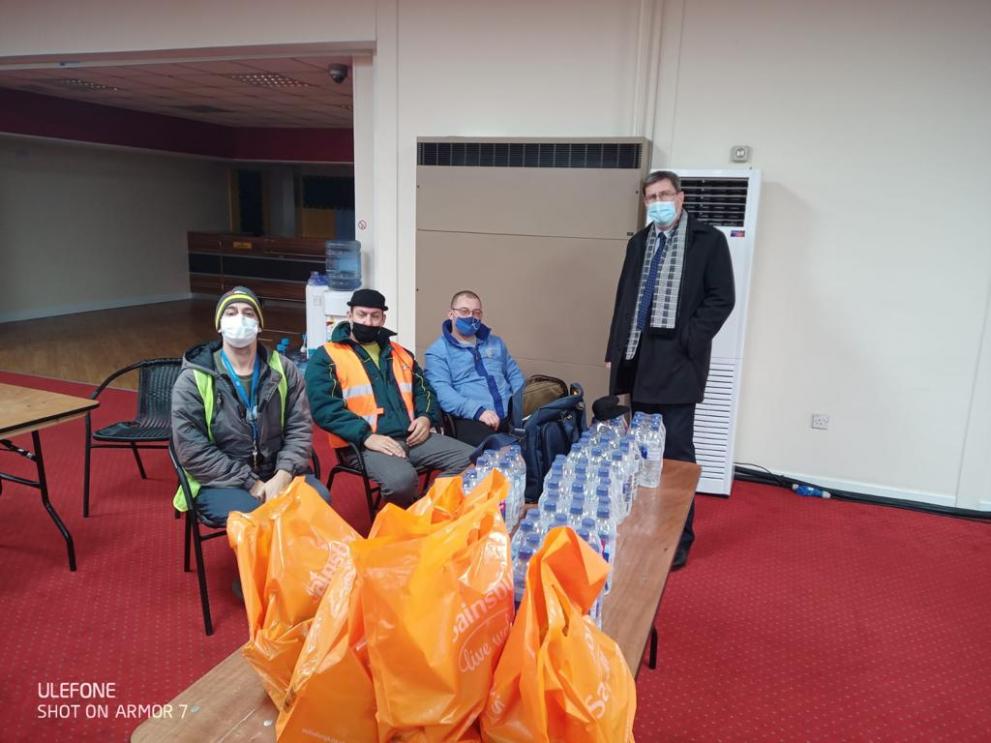 Шефът на консулството ни в Лондон Николай Ванчев донесе вода и храна за българите в тапата