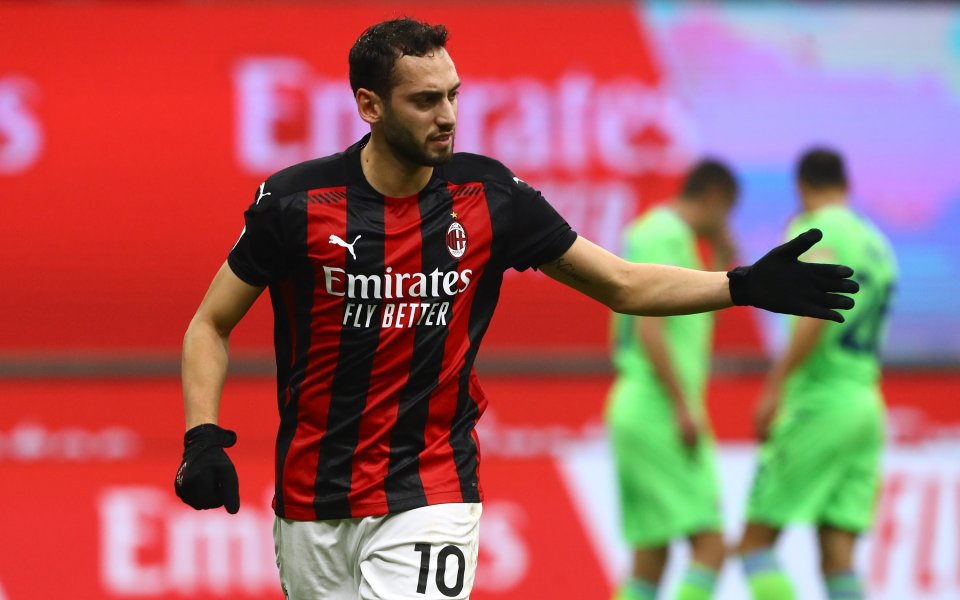 Полузащитникът на Милан Хакан Чалханоглу е на път да подпише