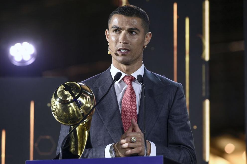 Кристиано Роналдо с наградата за Футболист на века, получена 79 години преди края на столетието