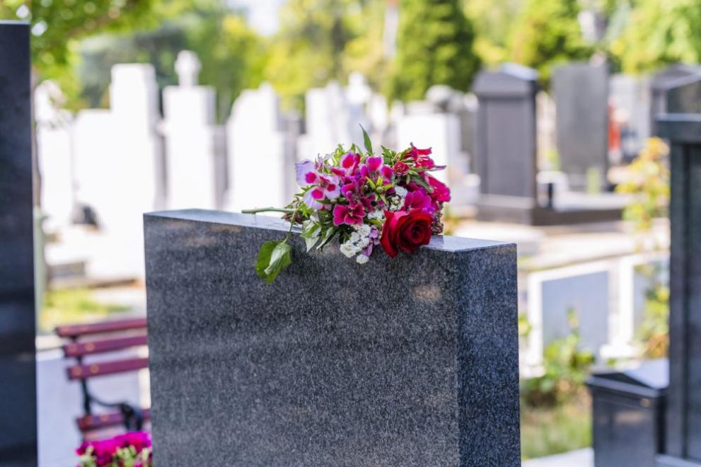 Снимка: Две жени се сбиха в пернишко гробище на Задушница