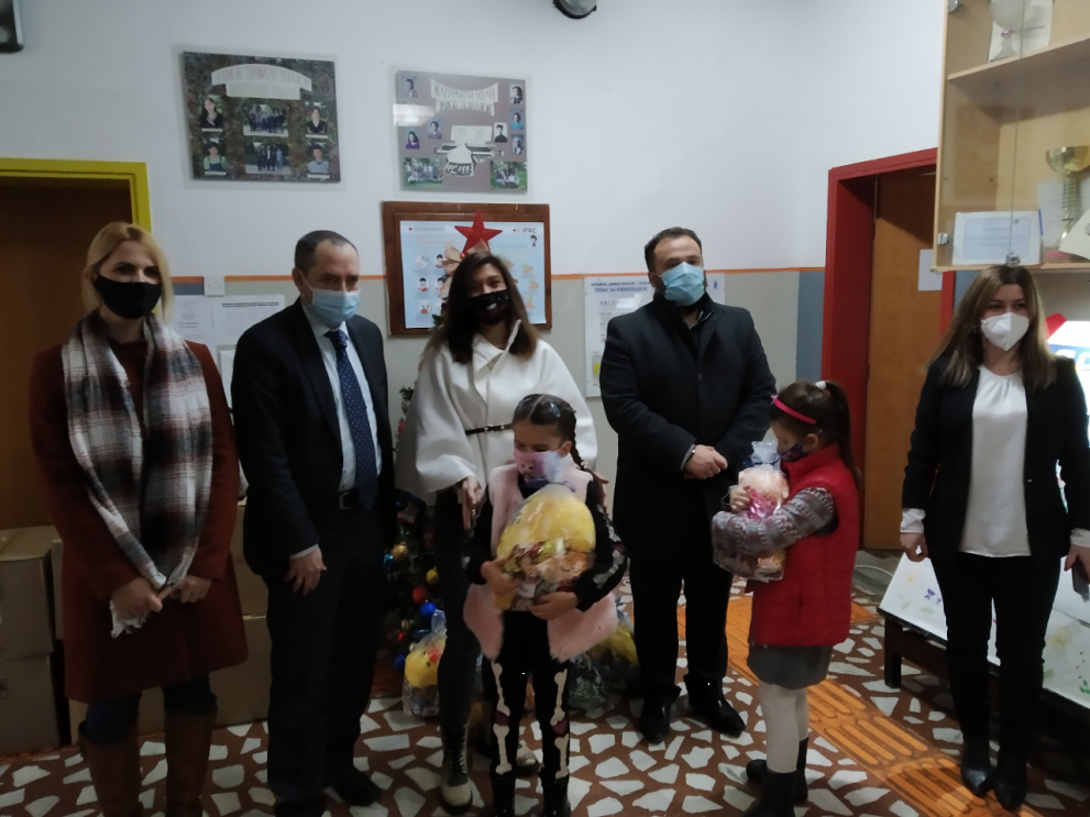 Посолството ни в Скопие зарадва стотици деца за Коледа