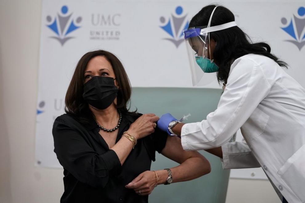 Новоизбраният вицепрезидент Камала Харис си сложи първа доза от ваксината на Moderna