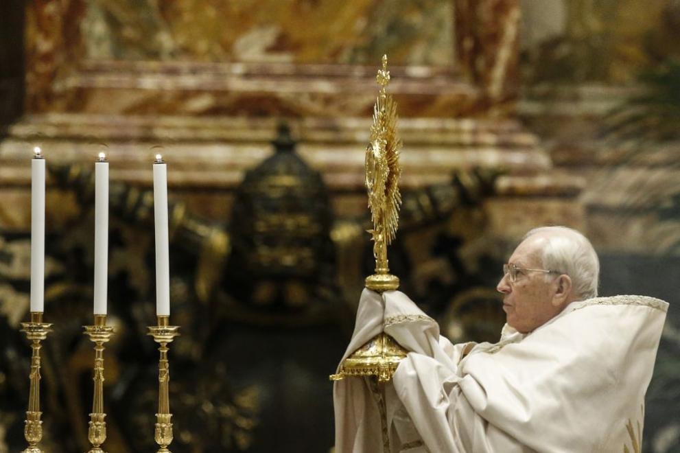 Кардинал Джовани Батиста Ре отмени папа Франциск за новогодишната служба в базиликата „Свети Петър“
