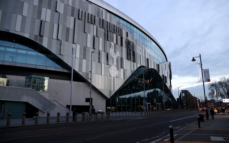 Тотнъм и Лийдс Юнайтед откриват съботната програма във Висшата лига.