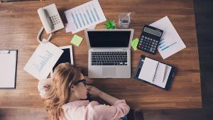 Мишката на компютъра се движи чува се и тракане по