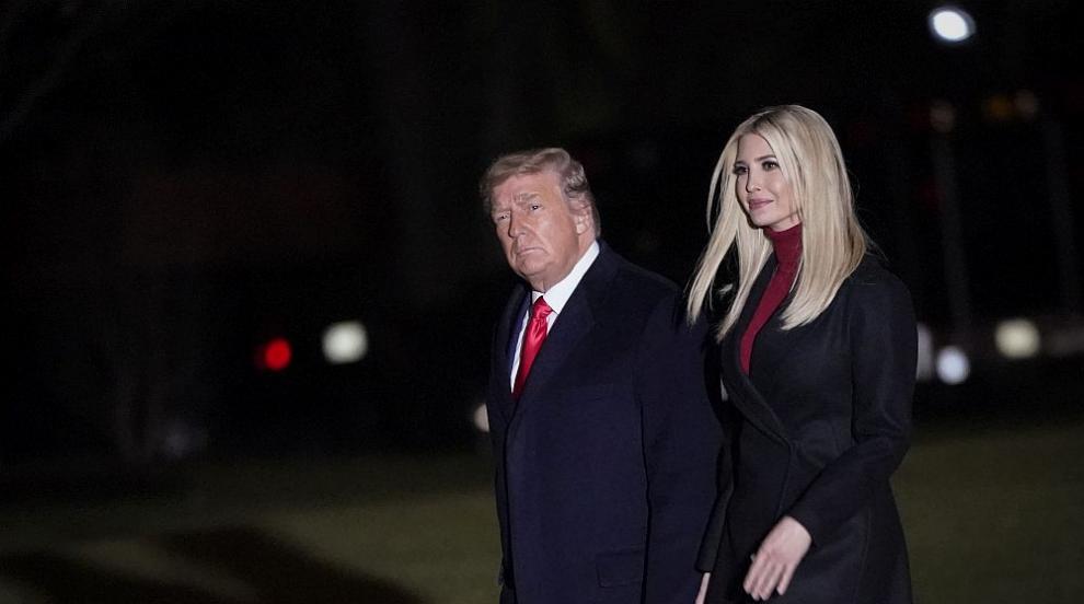 Иванка Тръмп блесна до баща си в разкроено бизнес палто (ГАЛЕРИЯ)