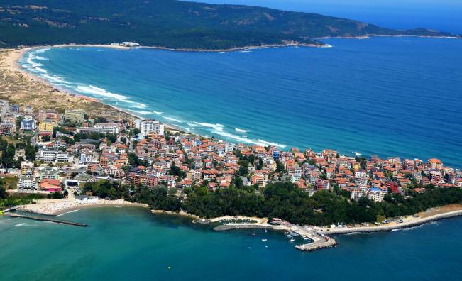 Курортите по Черноморието посрещнаха първите си туристи