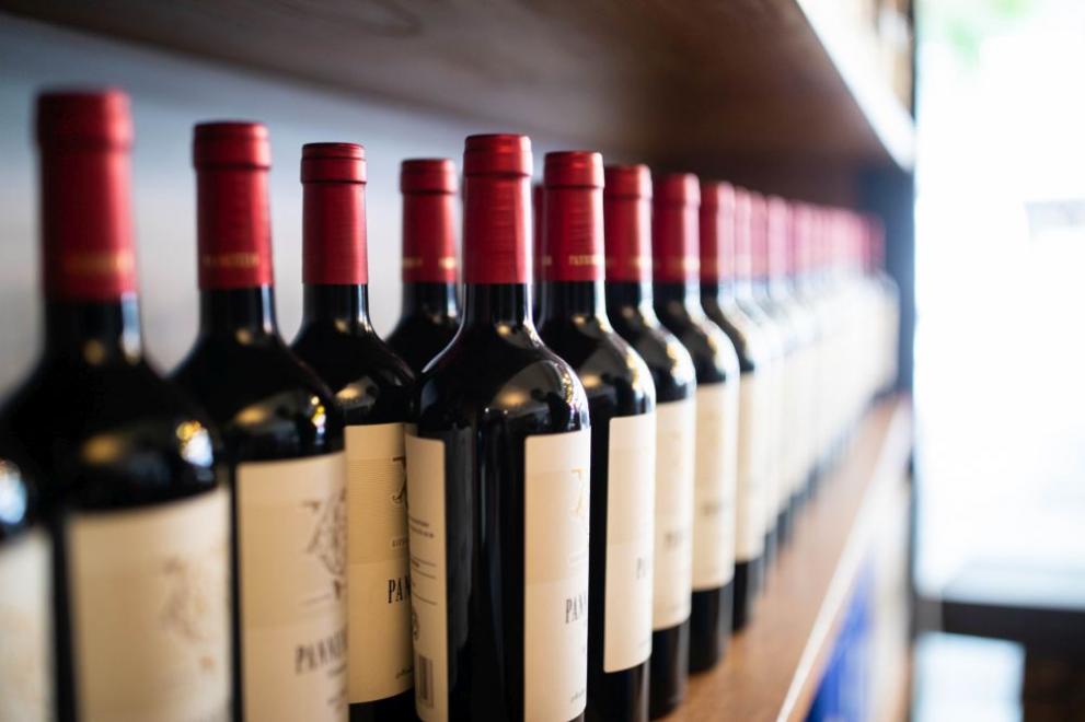 Крадци отмъкнаха стотици бутилки ценно вино, после ги мятаха по преследващите ги полицаи