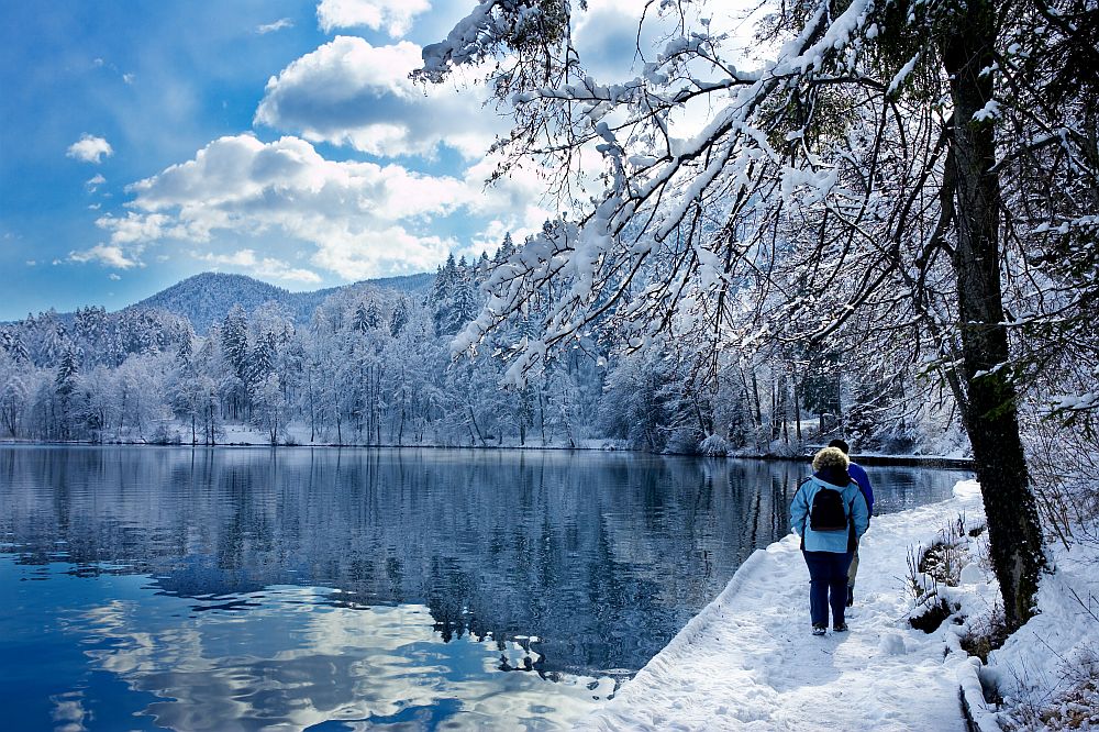 През зимата езерото става мразовито синьо и отразява околните снежни планини на повърхността си. Посетителите на района могат да се насладят на ски или да посетят близкото дефиле Винтгар, където могат да видят много водопади и пещери.