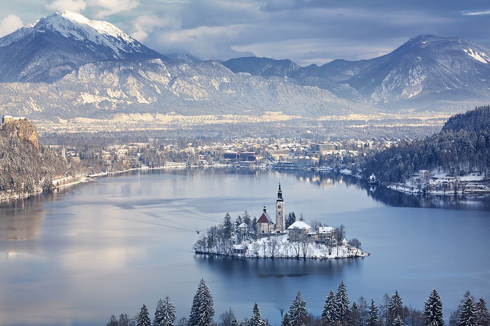 Езерото Блед, Словения - езерото заобикаля остров Блед, където се помещават няколко сгради, включително църква, в която всяка година се провеждат голям брой сватби.